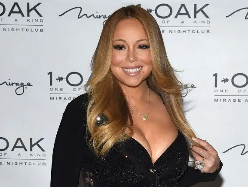 Mariah Carey dévoile ses boucles au naturel aux côtés de ses jumeaux