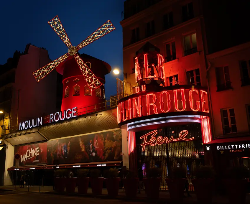 Airbnb vous propose de dormir... Au Moulin Rouge !