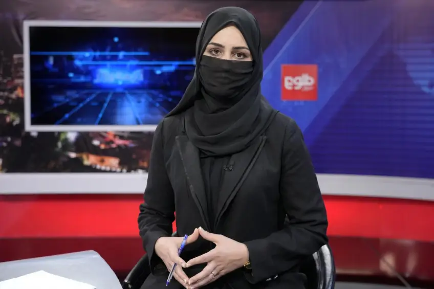 Afghanistan : Les femmes sont finalement forcées de se voiler le visage à la TV