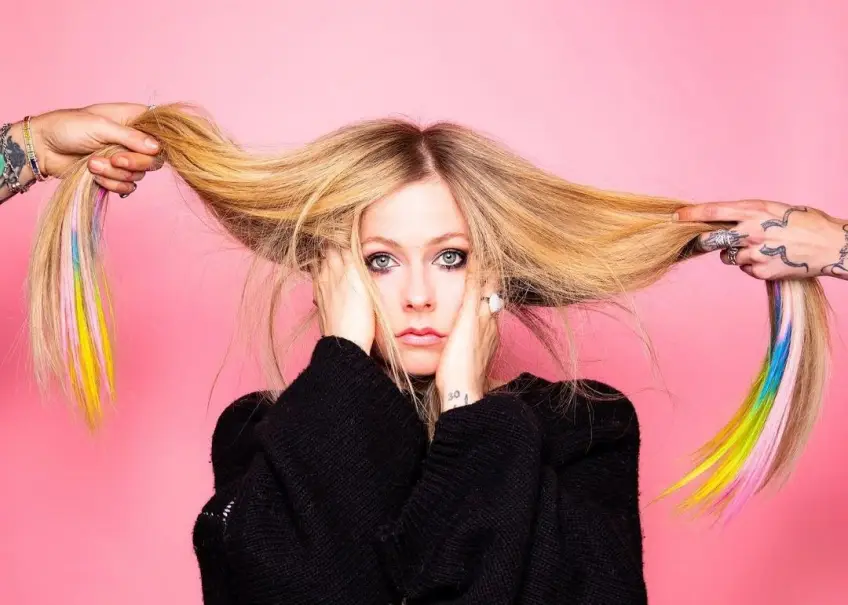 Minute Complot : Avril Lavigne remplacée par un clone ? La rumeur qui affole la toile