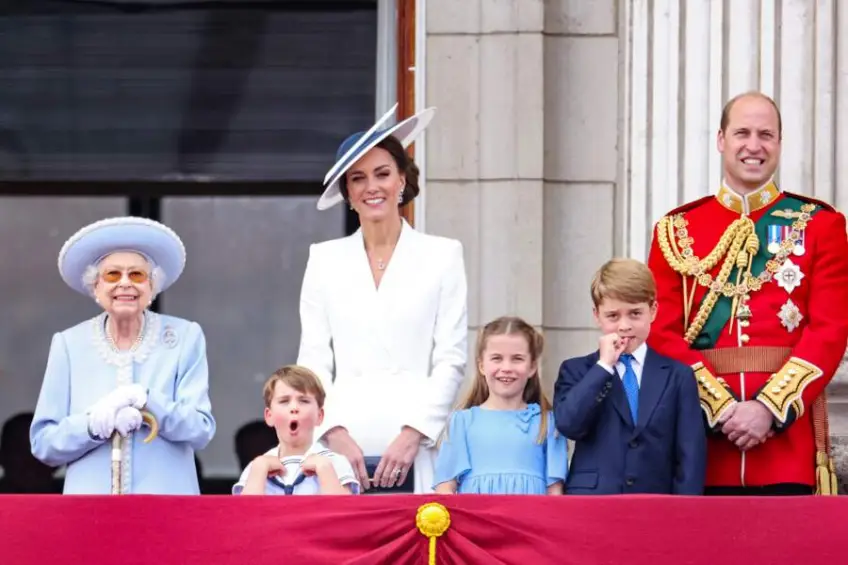 Lors du Jubilé de la reine, le Prince Louis vole la vedette à sa famille en photos !