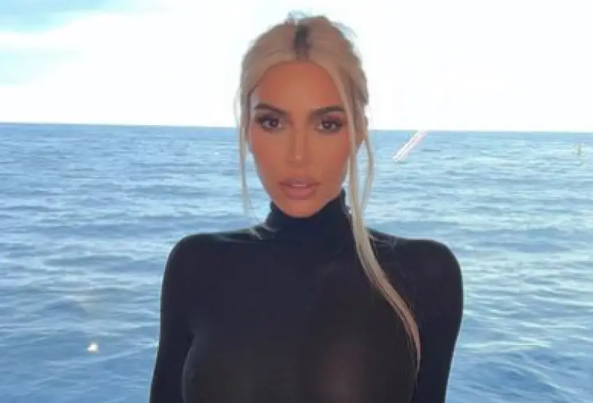 Kim Kardashian revient sur les questions de chirurgie esthétique