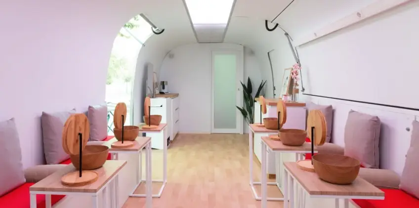 La Fondation L'Oréal créé un salon de beauté itinérant pour les femmes précaires