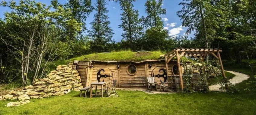 Et si, pour vos prochaines vacances en famille, vous vous échappiez dans une maison de Hobbit ?