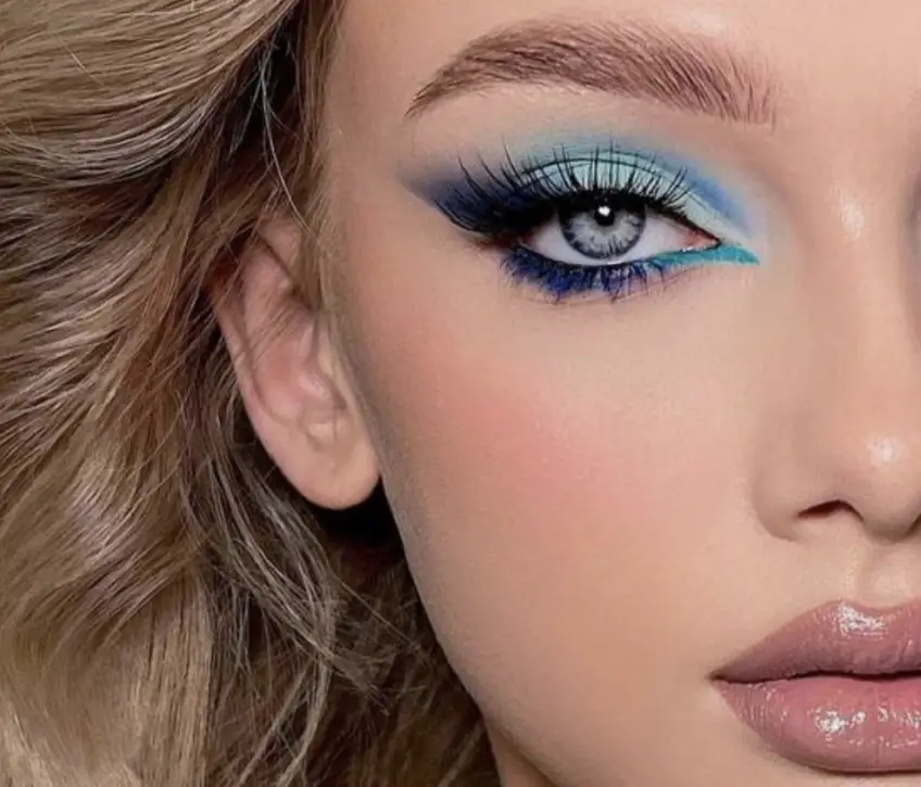 5 couleurs d'eyeliner qui mettront vos yeux bleus en valeur !