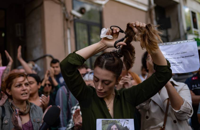 Révolte des femmes en Iran danser manifester pour se faire entendre et créer une révolution