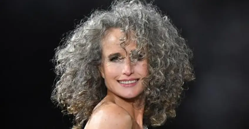 Les cheveux gris naturels d'Andie MacDowell brillent sur le podium à Paris