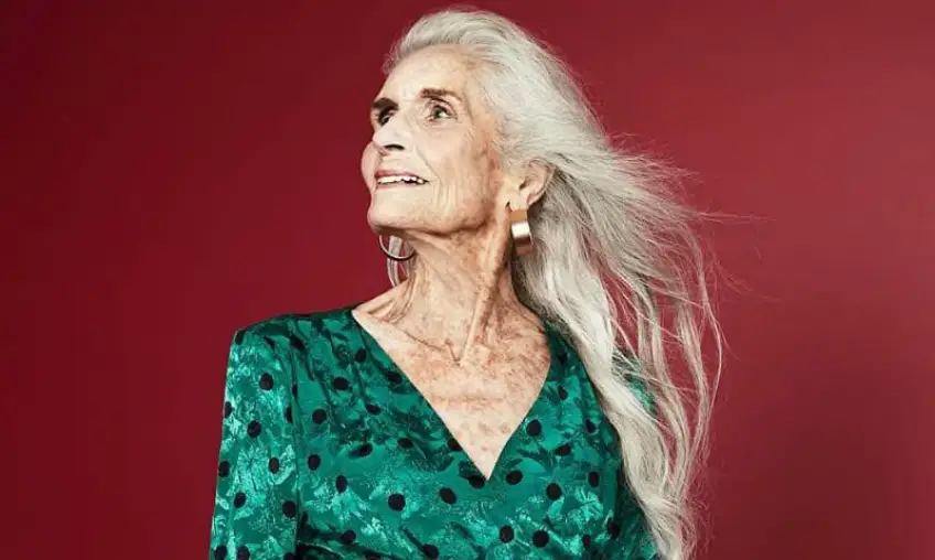 Daphne Selfe, 94 ans, défie les normes de beauté comme mannequin !