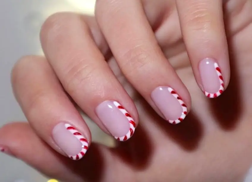 Découvrez 10 manucures pour faire briller vos ongles courts à Noël !