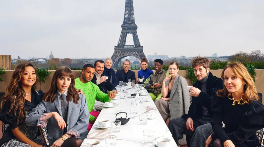 Tout le casting de la série "Emily in Paris" s'est réuni à Paris pour nous annoncer...