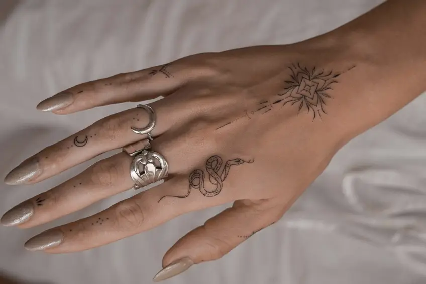 Tatouage : 20 motifs délicats et inédits pour mettre en valeur vos doigts !