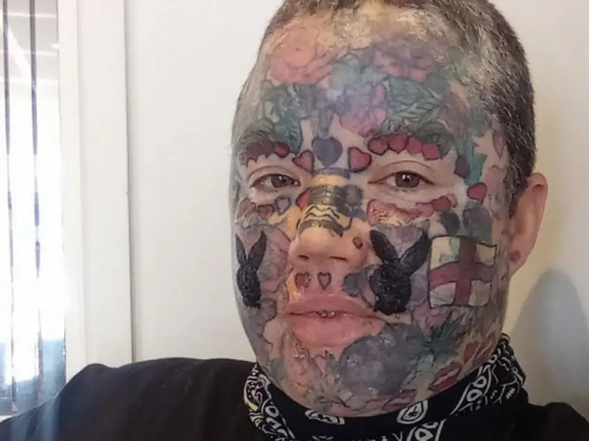 Ses tatouages sur le visage l'empêchent d'assister au spectacle de Noël de ses enfants
