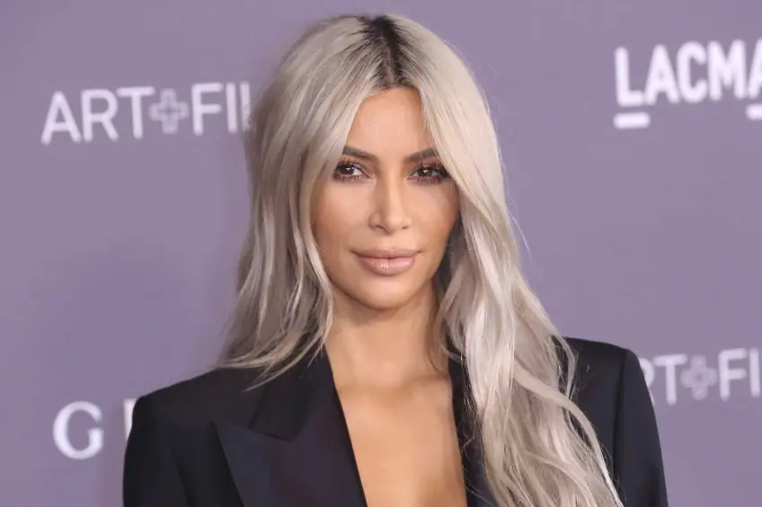 Au naturel, Kim Kardashian dévoile ses cheveux et ils sont courts !