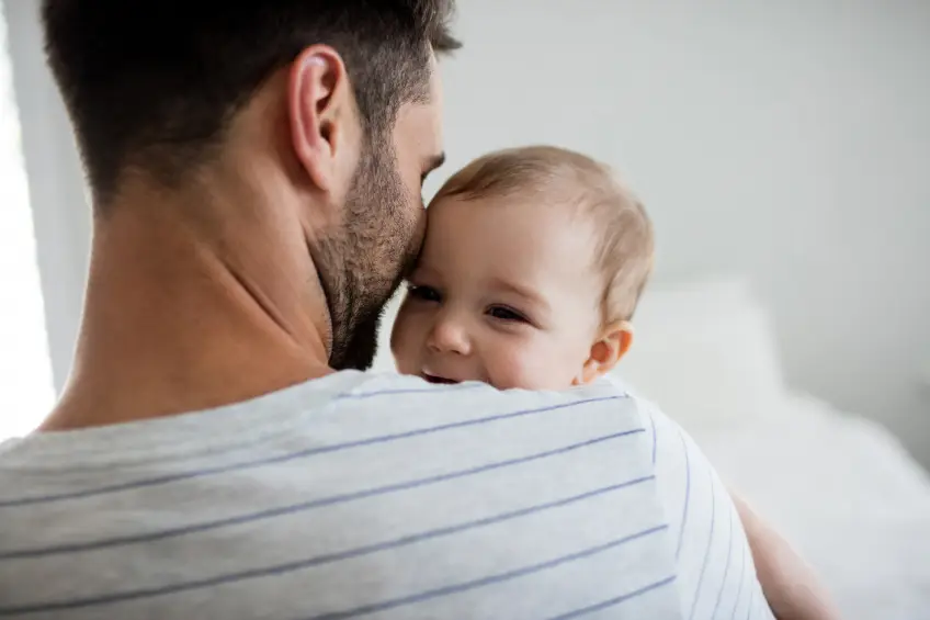 Pourquoi les hommes ont toujours eu des enfants plus tardivement que les femmes