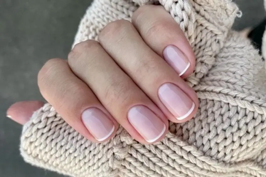 French minicure : la nouvelle tendance en vogue sur Pinterest débarque sur nos ongles !