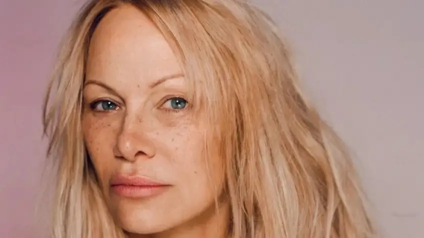 Pamela Anderson, sublime au naturel en couverture du magazine WWD !