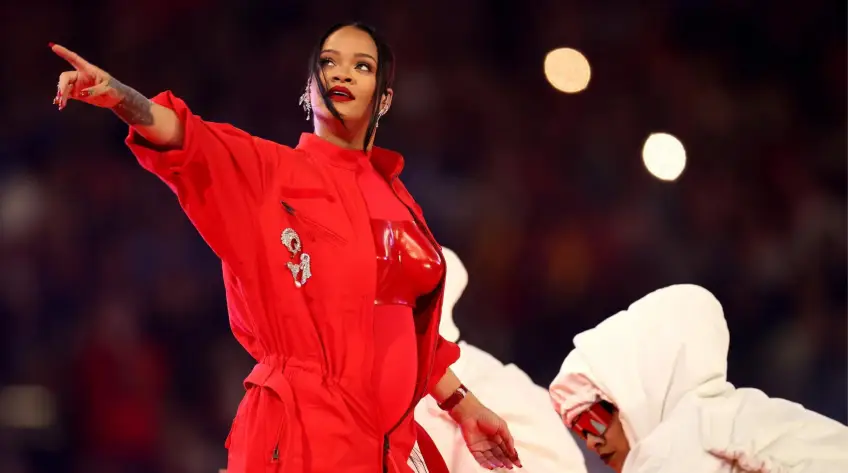 Rihanna enflamme la mi-temps du Super Bowl et annonce sa grossesse