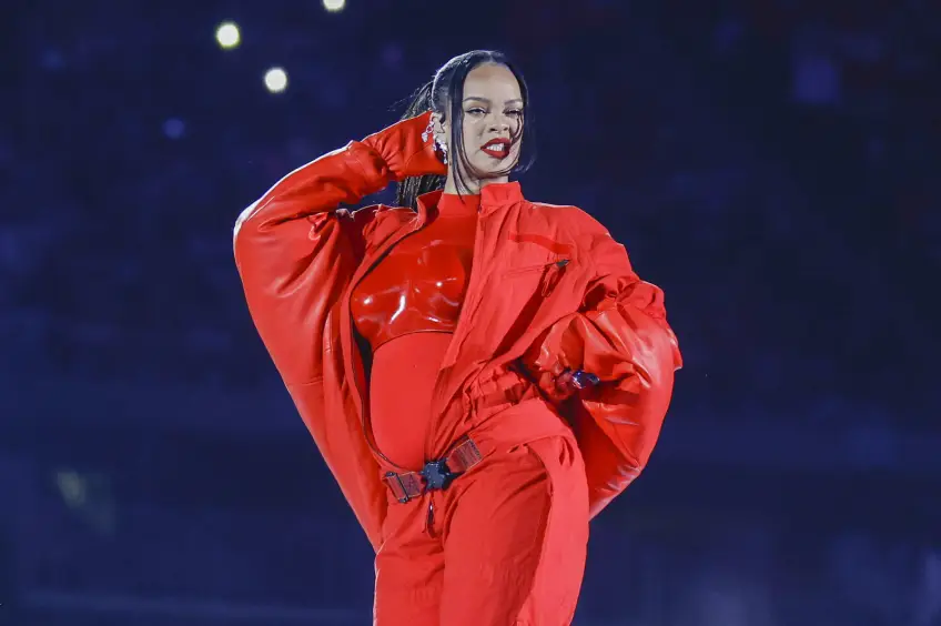 Comment la chanteuse Rihanna redéfinit-elle les codes de la maternité ?