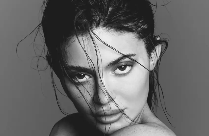 La pose très sensuelle de Kylie Jenner en couverture de magazine !