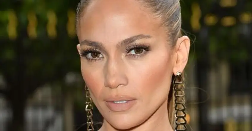 Jennifer Lopez dévoile ses cheveux naturels et sa vraie longueur sans extension !