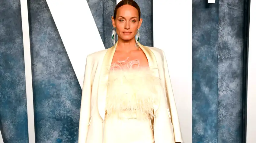 Oscars 2023 : Amber Valletta foule le tapis rouge en look Mango