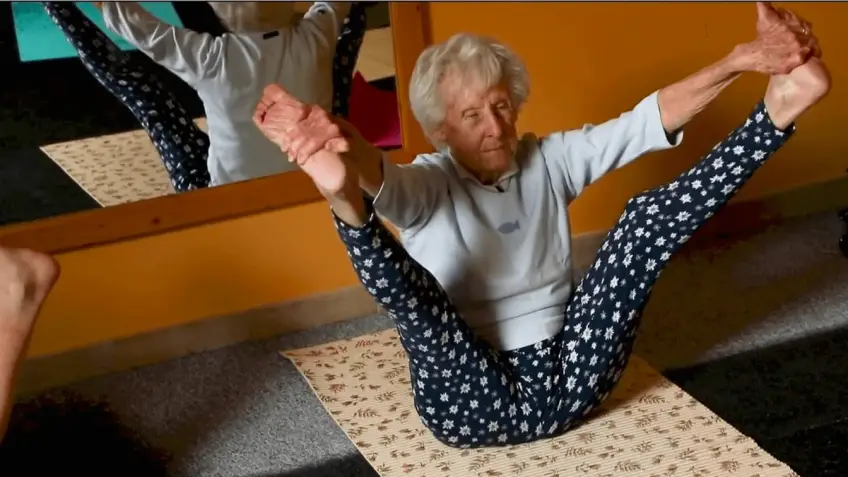 À 100 ans, cette professeure de yoga française déborde d'énergie !
