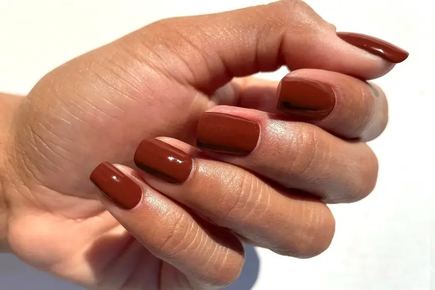 Cette couleur de vernis à ongles est idéale pour donner un coup d'éclat à vos mains !