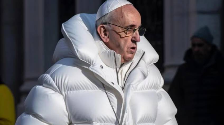Une photo du Pape François en doudoune blanche, ultra branchée, fait le tour des réseaux sociaux !