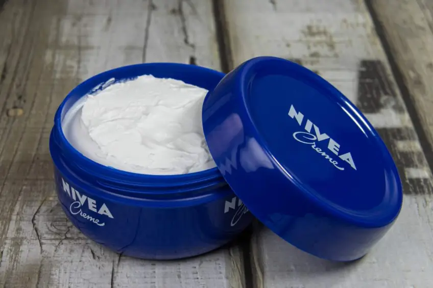 Tiktok : pourquoi on se met de la crème Nivea dans les cheveux ?