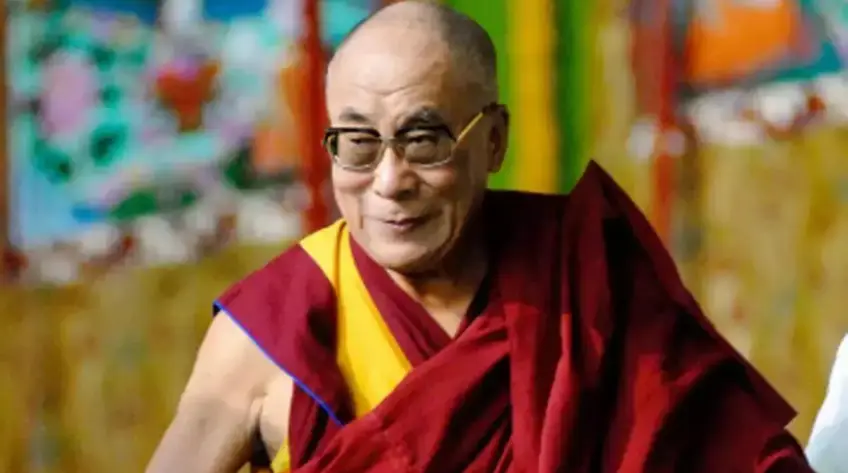 Le Dalaï-Lama présente ses excuses après avoir demandé à un enfant de lui “sucer la langue”