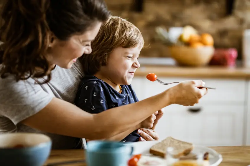 Vous voulez que vos enfants mangent mieux ? Gardez-les à table plus longtemps