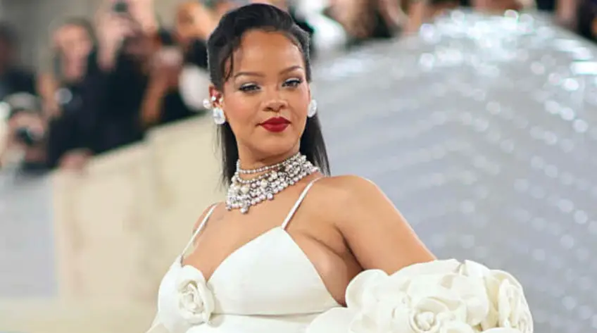 Met Gala 2023 : Rihanna fait sensation en robe de mariée !