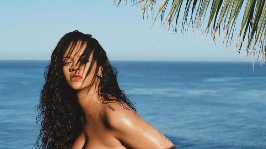 Rihanna dévoile des photos de sa grossesse où elle ne porte que des chaînes de corps