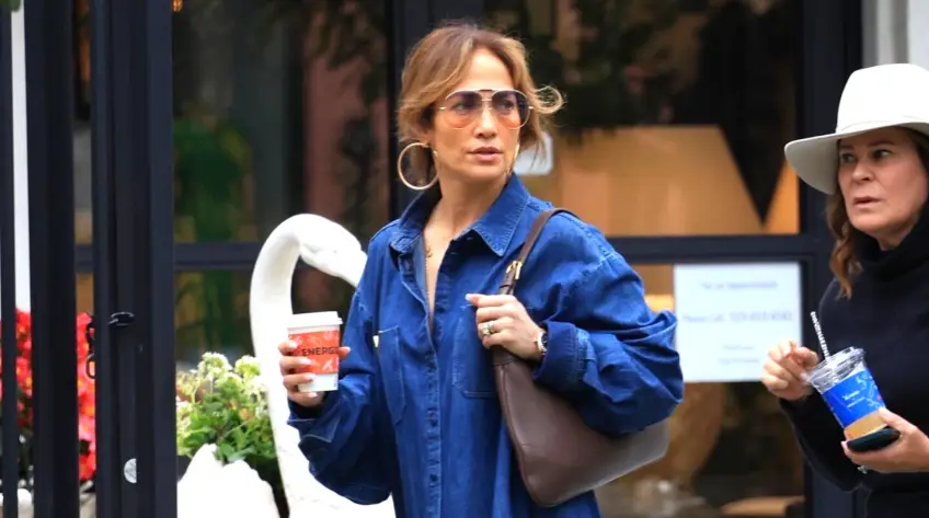 Jennifer Lopez adopte la version sexy du total look jean pour cet été !