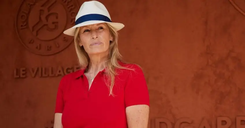 Estelle Lefébure, 57 ans, sans maquillage montre ses rides à Roland-Garros
