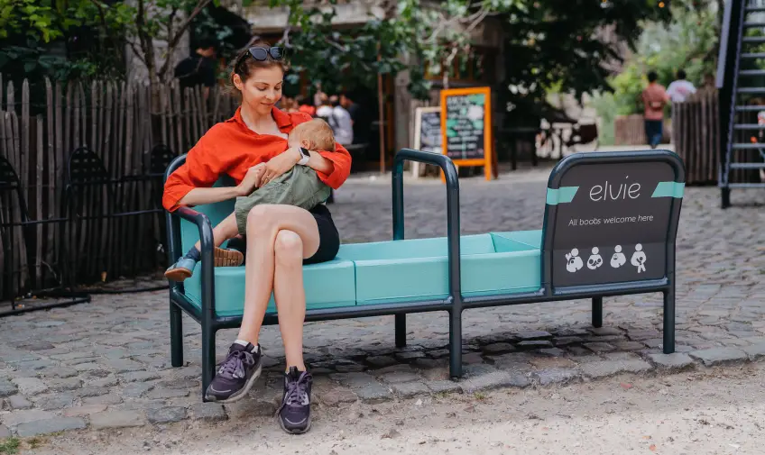 La marque Elvie installe un banc d'allaitement à Paris pour normaliser l'allaitement en public