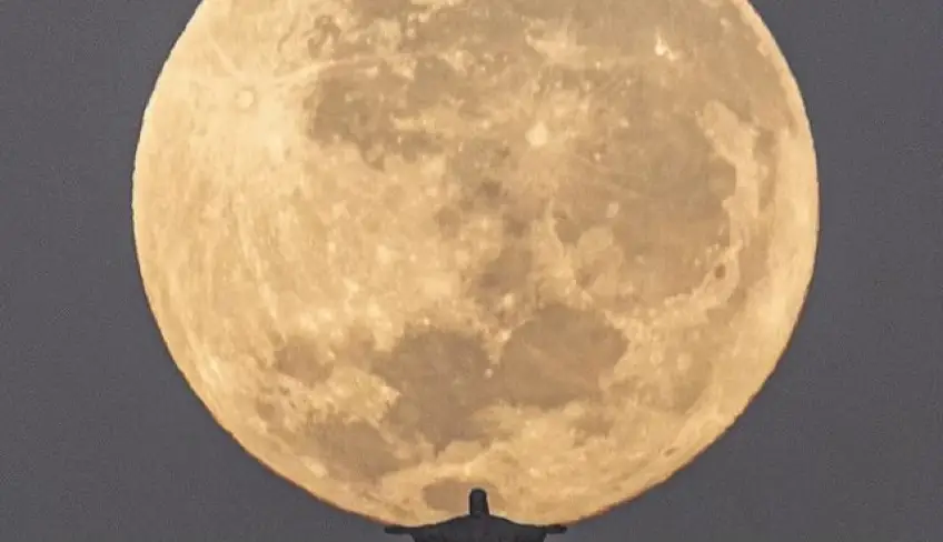 Cette photo du Christ Redempteur tenant la Lune est éblouissante