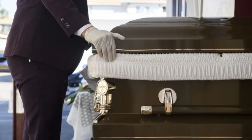 Déclarée morte, cette femme de 76 ans se réveille dans son cercueil !