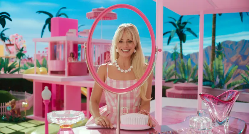 Margot Robbie nous offre une visite guidée intimiste de la maison Barbie !