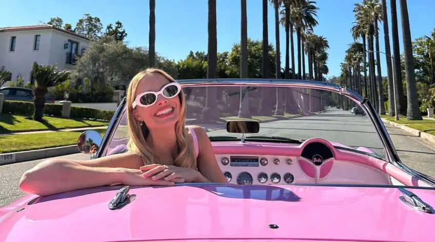Margot Robbie assure la tendance du Barbiecore avec un ensemble rose à tomber