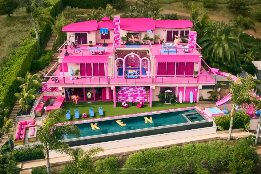 Airbnb vous propose de dormir dans la maison de Barbie en tête à tête avec Ken