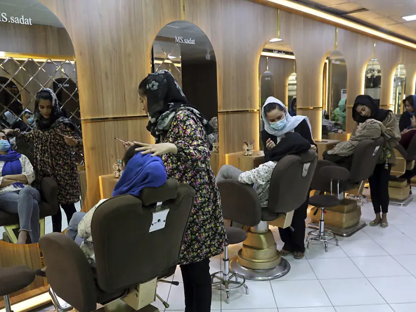 Les talibans ordonnent la fermeture des salons de coiffure et de beauté en Afghanistan