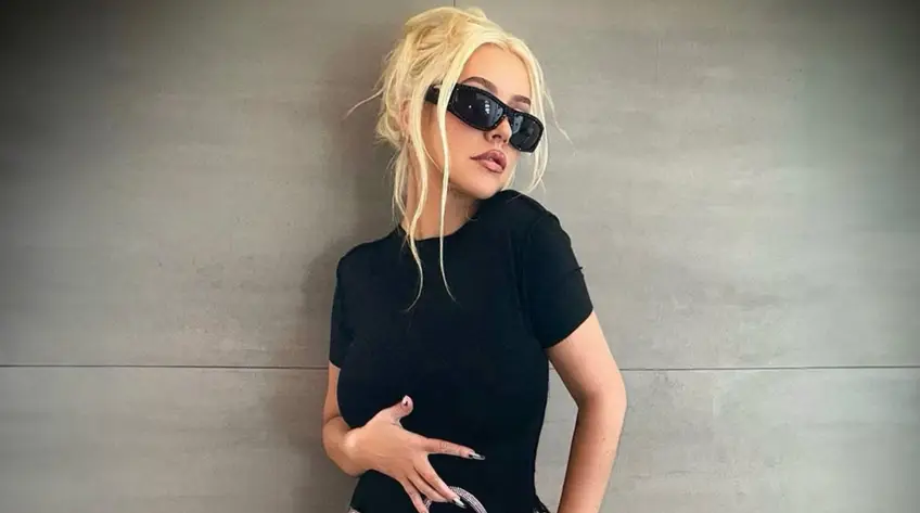 Christina Aguilera ose le sac à main façon jupe... Nouvelle tendance mode en vogue ?