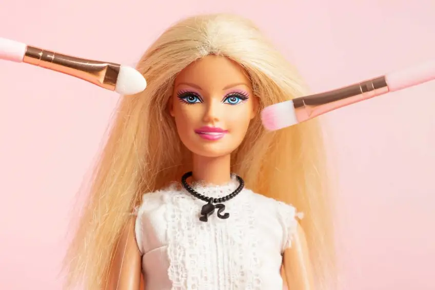 C'est quoi cette opération de chirurgie esthétique inspirée par Barbie qui affole la toile ?