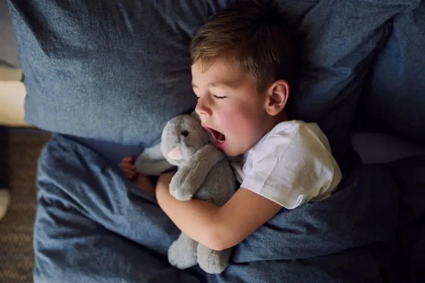Comment aider son enfant à retrouver un bon rythme de sommeil à l'approche de la rentrée ?