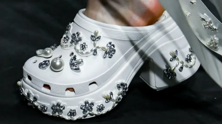 Perle rare de la Fashion week londonienne : Simone Rocha romantise les Crocs