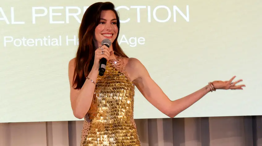 Anne Hathaway redonne vie à son personnage du "Diable s'habille en Prada" avec une tenue très glam'