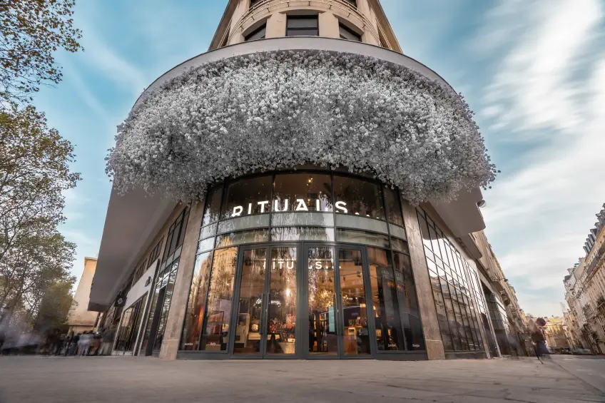 La nouvelle boutique Rituals des Champs-Élysées se présente comme un havre de paix incontournable