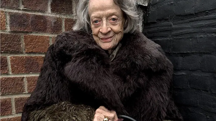 Maggie Smith, 88 ans, prend la pose sans maquillage, dans la dernière campagne Loewe !