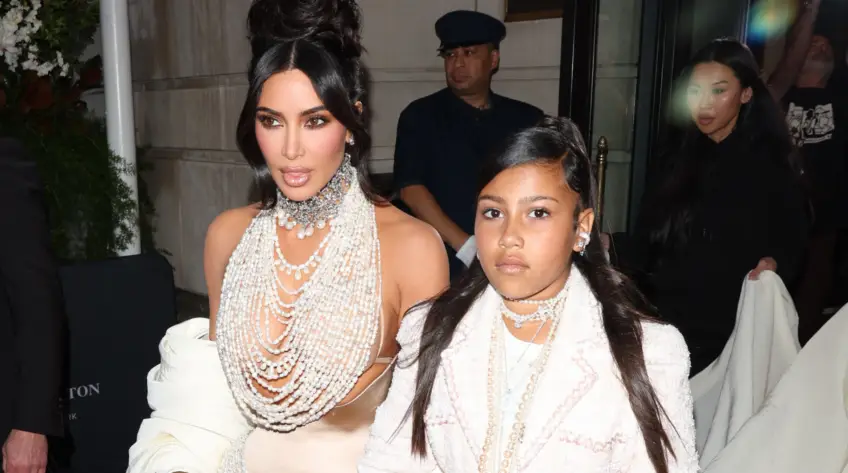 North West s'invente critique de mode et rhabille sa mère, Kim Kardashian, pour l'hiver !